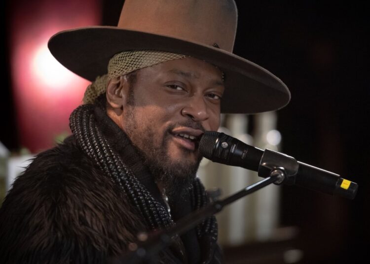 A filha de D'Angelo está em 'descrença e choque' após sua morte aos 51 anos