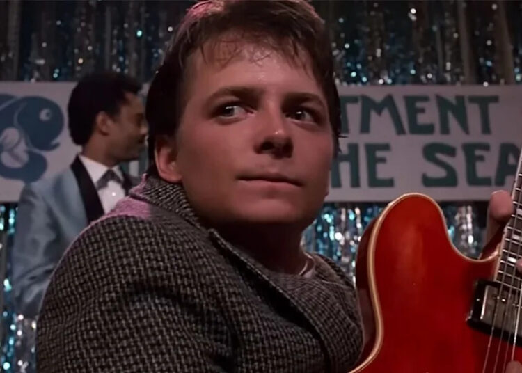 A guitarra de volta para o futuro de Michael J. Fox está desaparecida há décadas, e a história por trás do famoso item perdido merece seu próprio documentário