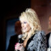 A irmã de Dolly Parton acalma os temores sobre a saúde da cantora na segunda postagem nas redes sociais