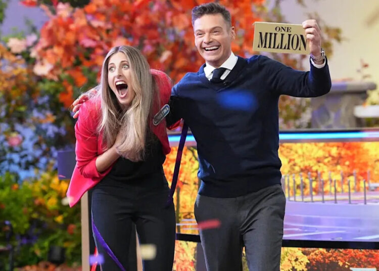 A jogadora de 'Wheel of Fortune' Christina Derevjanik ganha US $ 1,035M - na frente de seu chefe