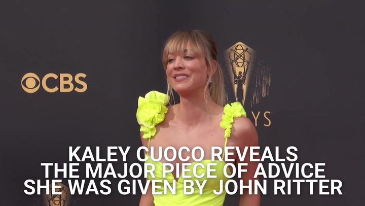 A maior coisa que Kaley Cuoco aprendeu com o co-estrela de '8 Simple Rules', John Ritter, 'I Live By That Today'