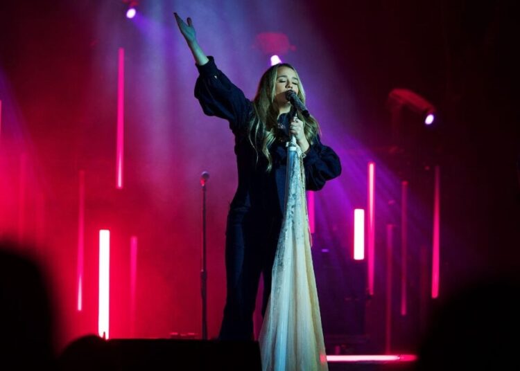 A nova música de Gabby Barrett, 'Ain't Yuver para ser', prova que o amor pode florescer nos lugares mais inesperados