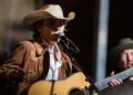 A nova música de John Foster, 'Little Goes a Long Way', foi lançada hoje | Música