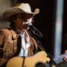 A nova música de John Foster, 'Little Goes a Long Way', foi lançada hoje | Música