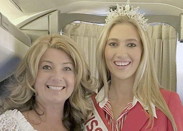 A oferta da rainha da beleza pelo título 40 anos após a mãe
