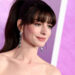A roupa inesperada de Anne Hathaway rouba a semana de moda Paris Spotlight