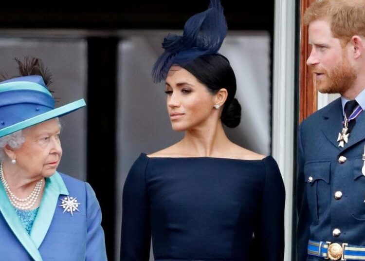 A saída do Príncipe Harry e Meghan Markle deixou a falecida rainha 'pega de surpresa' - Fonte