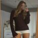A selfie espelhada de Tate McRae em minishorts fará você parecer duas vezes