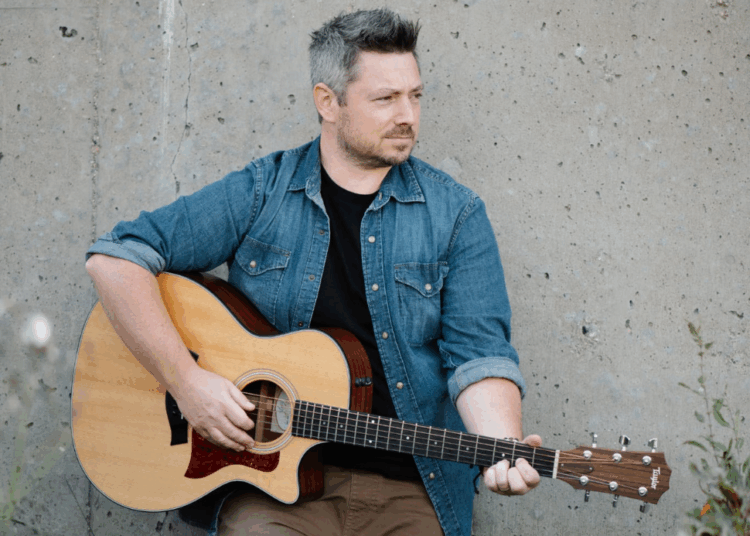 A última música de David Bracken incentiva a fé através das provações da vida