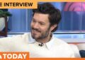 Adam Brody em 'Desafios' para Joanne e Noah em Ninguém Quer Esta 2ª Temporada