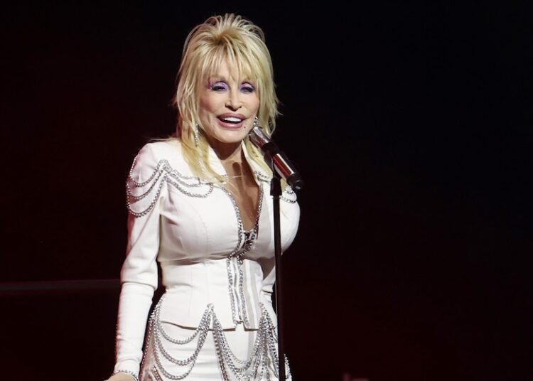 'Ainda não morri!': Dolly Parton posta vídeo tranquilizando fãs preocupados com sua saúde