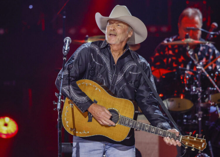 Alan Jackson diz que está 'desacelerando' em meio à batalha pela saúde e anuncia concerto final repleto de estrelas - Globe Magazine