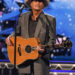 Alan Jackson diz que está 'desacelerando' em meio à batalha pela saúde e anuncia concerto final repleto de estrelas
