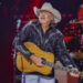 Alan Jackson diz que está 'desacelerando' em meio à batalha pela saúde e anuncia concerto final repleto de estrelas - Globe Magazine