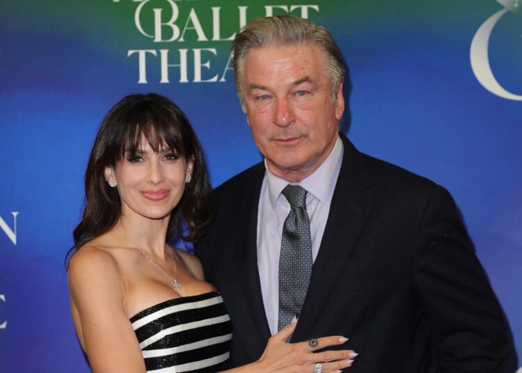 Alec Baldwin diz que se sente 'mal' depois de bater o SUV da esposa Hilaria que vale mais de US $ 100 mil em uma árvore - Globe Magazine