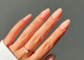 'Almond Latte Mani' de Hailee Steinfeld adiciona uma dose de café expresso às tendências de unhas de outono