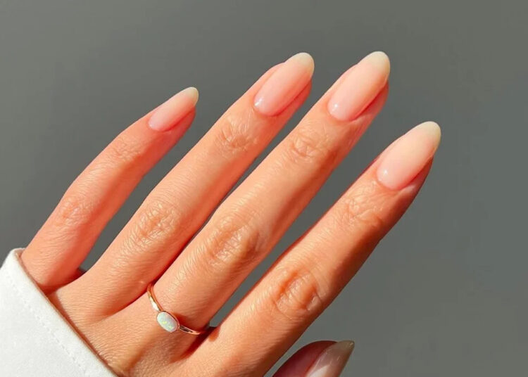 'Almond Latte Mani' de Hailee Steinfeld adiciona uma dose de café expresso às tendências de unhas de outono