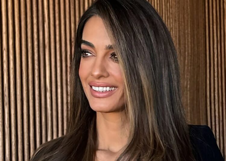 Amal Clooney mostra uma transformação de cabelo romântica para o outono