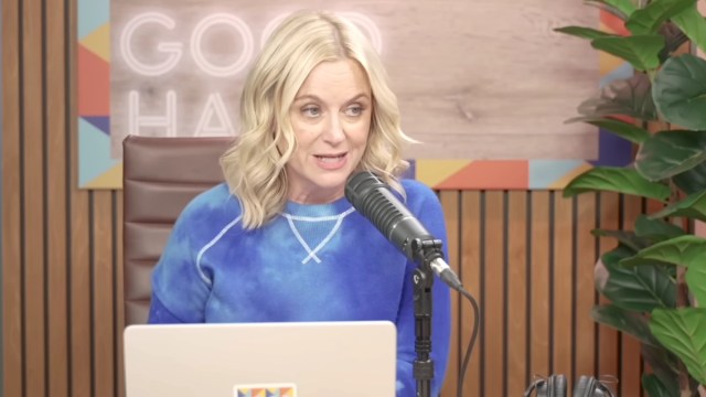 Amy Poehler questionada após a aparição de Aziz Ansari no podcast