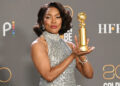 Angela Bassett revive o papel icônico de 'Pantera Negra' em impressionante aparência na passarela