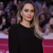 Angelina Jolie exibe suas enormes tatuagens nas costas em um vestido sem costas para a estreia de seu novo filme