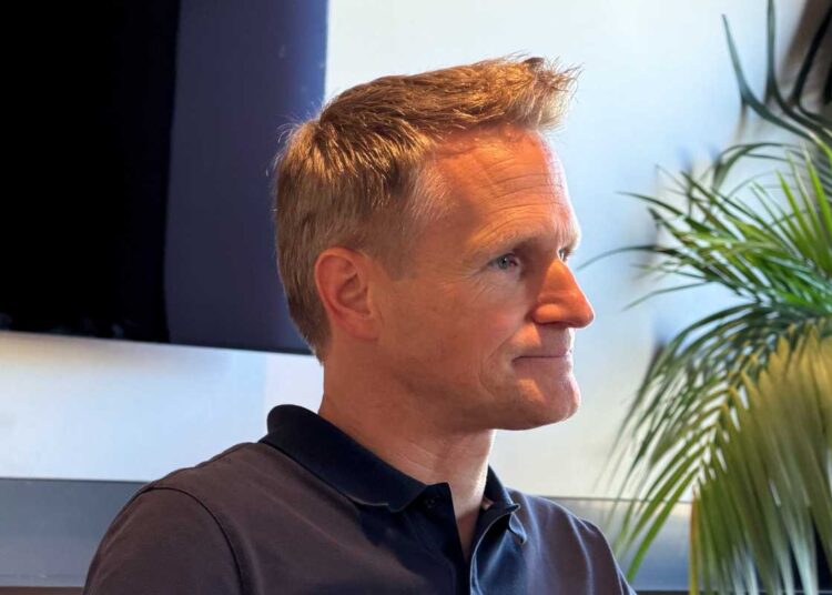 Apple Music VP Talks AirPods Design, Recursos e provoca novos acessórios Beats