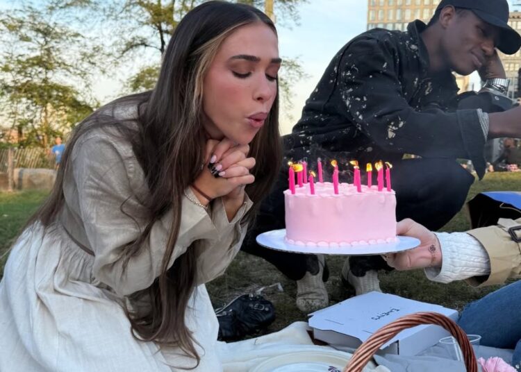 Ariana Biermann comemora 24º aniversário após a separação de Hudson McLeroy