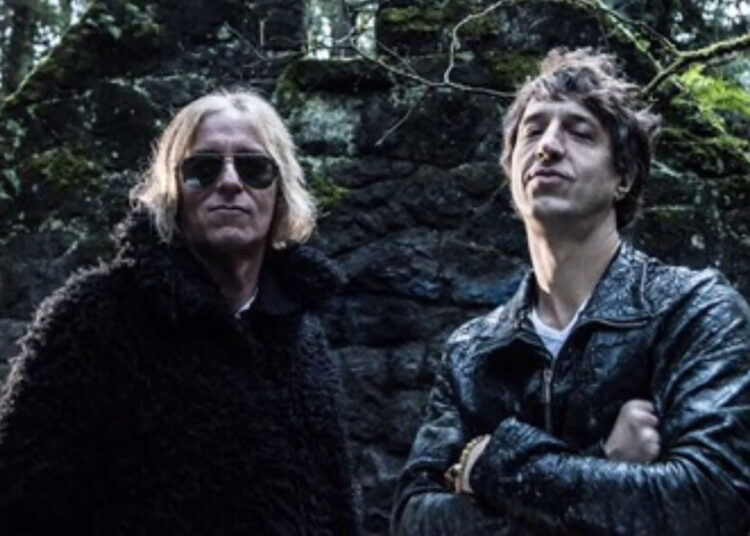 'Arthur Buck 2': Joseph Arthur opta por diversão no último Peter Buck Collab