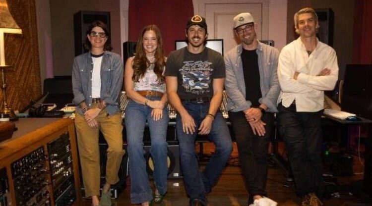 Artista country Morgan Evans equipes com o Virgin Music Group para nova música