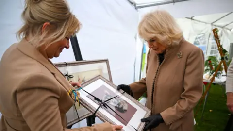 Artista ‘quase desmaiou’ ao descobrir que trabalho era para a Rainha Camilla