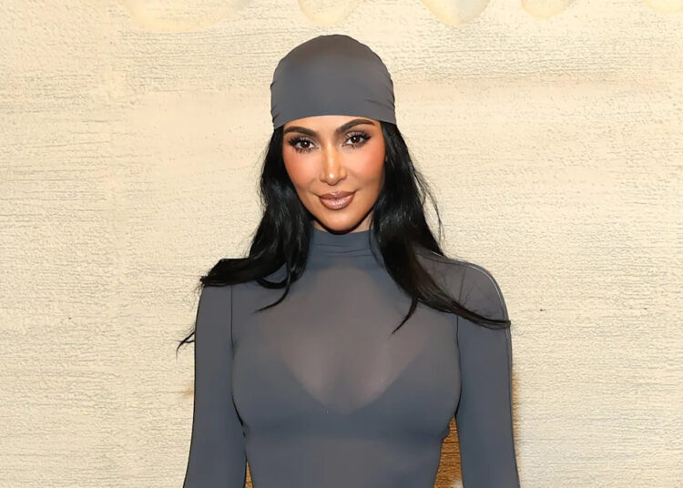 As calcinhas para pelos pubianos de Kim Kardashian estão esgotadas em lista de espera