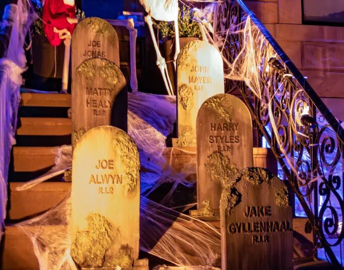 As decorações de Halloween de Taylor Swift com os nomes de seus ex-namorados nas lápides se tornam virais