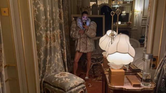 As fotos de Paris de Kim Kardashian têm fãs chamando -a de 'magicamente deliciosa'