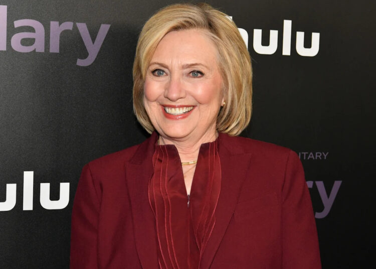 As fotos retrospectivas de Hillary Clinton deixam os fãs enlouquecidos por causa de sua chocante irmã gêmea da lista A