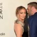 As novas fotos do tapete vermelho de Jennifer Lopez não apresentam Ben Affleck em meio a uma reunião