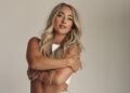 Ashley Cooke lança duas versões da nova música ‘tin foil hat’