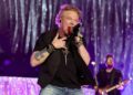 Assista Axl Rose jogando o microfone e tocando o novo kit do baterista do Guns N' Roses antes de sair do palco na Argentina