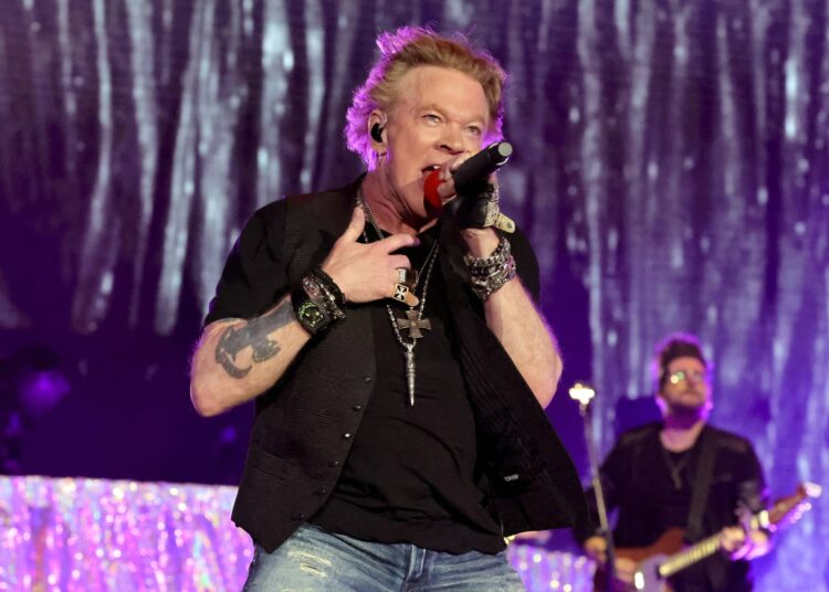 Assista Axl Rose jogando o microfone e tocando o novo kit do baterista do Guns N' Roses antes de sair do palco na Argentina