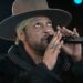 Assista D'Angelo cover de Sly Stone na última aparição ao vivo em 2022