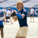 Assista Glen Powell e Eli Manning têm um confronto do Chad Powers (exclusivo)
