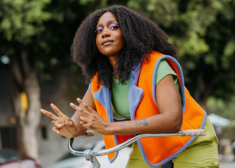 Assista Noname se transformar em um pássaro no vídeo da nova música “Hundred Acres”