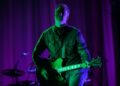 Assista Queens of the Stone Age estreia nova música 'Easy Street' e Air Deep Cuts and Rarities enquanto eles iniciam a turnê 'The Catacombs'