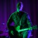 Assista Queens of the Stone Age estreia nova música 'Easy Street' e Air Deep Cuts and Rarities enquanto eles iniciam a turnê 'The Catacombs'