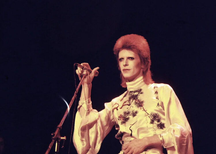 Ator e estrela pop afirma que viajou no tempo para ver David Bowie nos anos 70