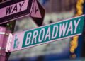 Atores e produtores da Broadway chegam a um acordo trabalhista provisório, mas os músicos ainda ameaçam uma greve