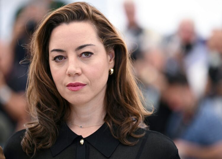 Aubrey Plaza compartilha o conselho significativo de sua avó após a morte de Jeff Baena
