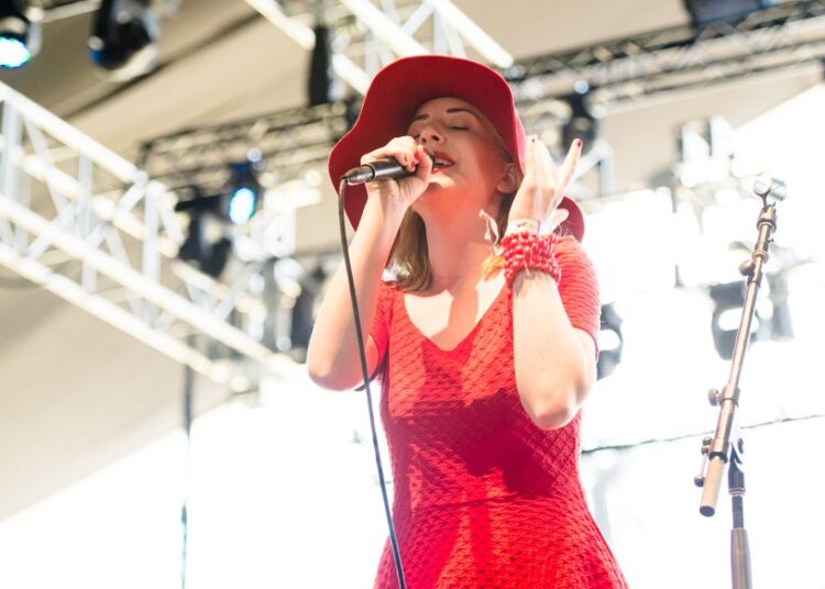 Austra compartilha o novo single e o vídeo “Siren Song”