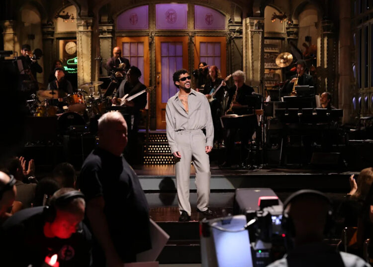 Bad Bunny dispara de volta no 2026 Super Bowl Halftime Show Backlash em 'SNL' Monologue: Assista