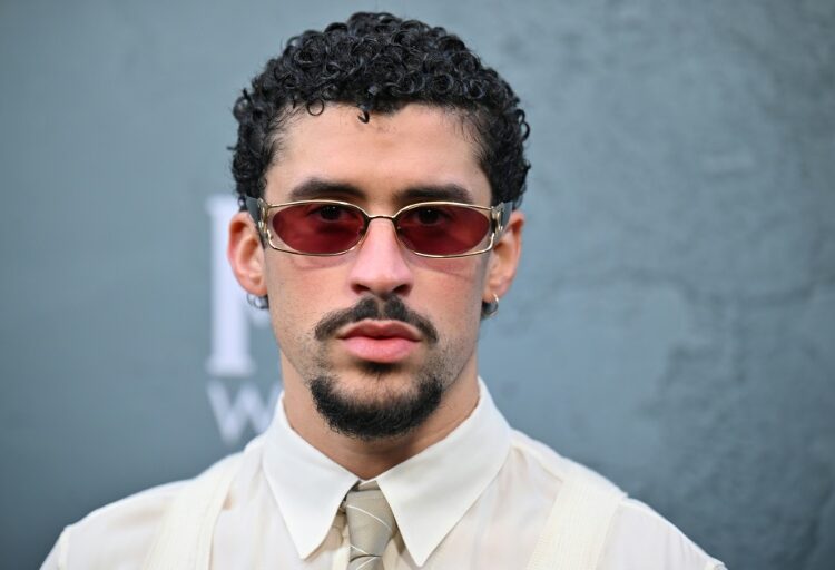 Bad Bunny mira o Super Bowl Backlash no show do anfitrião 'SNL'