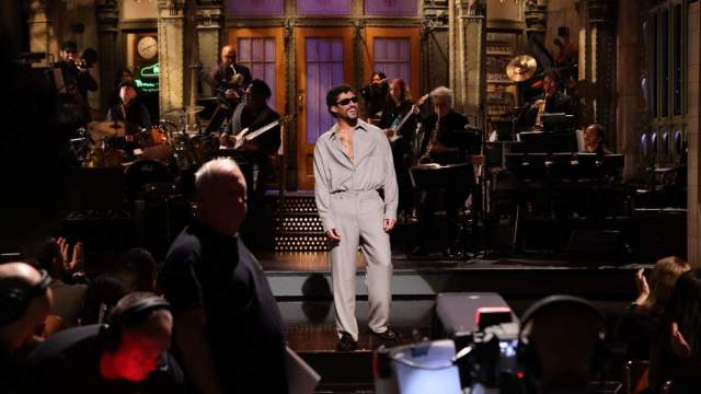 Bad Bunny não está se segurando contra os críticos do Super Bowl 2026 no monólogo SNL